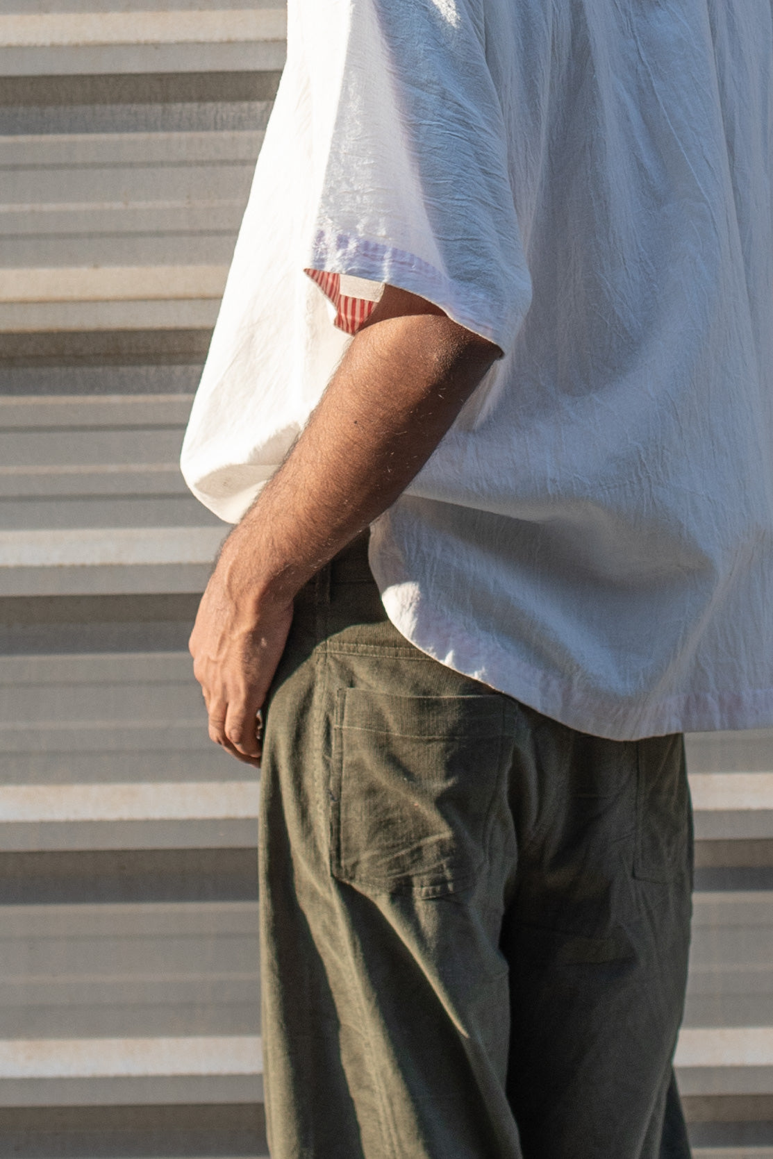 The live-in shirt: White/red